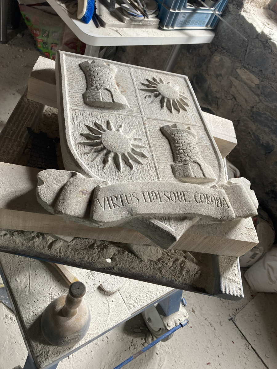 Blason taillé à la main. Les roches qui dansent