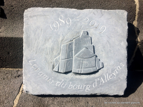 plaque commémorative. Les roches qui dansent