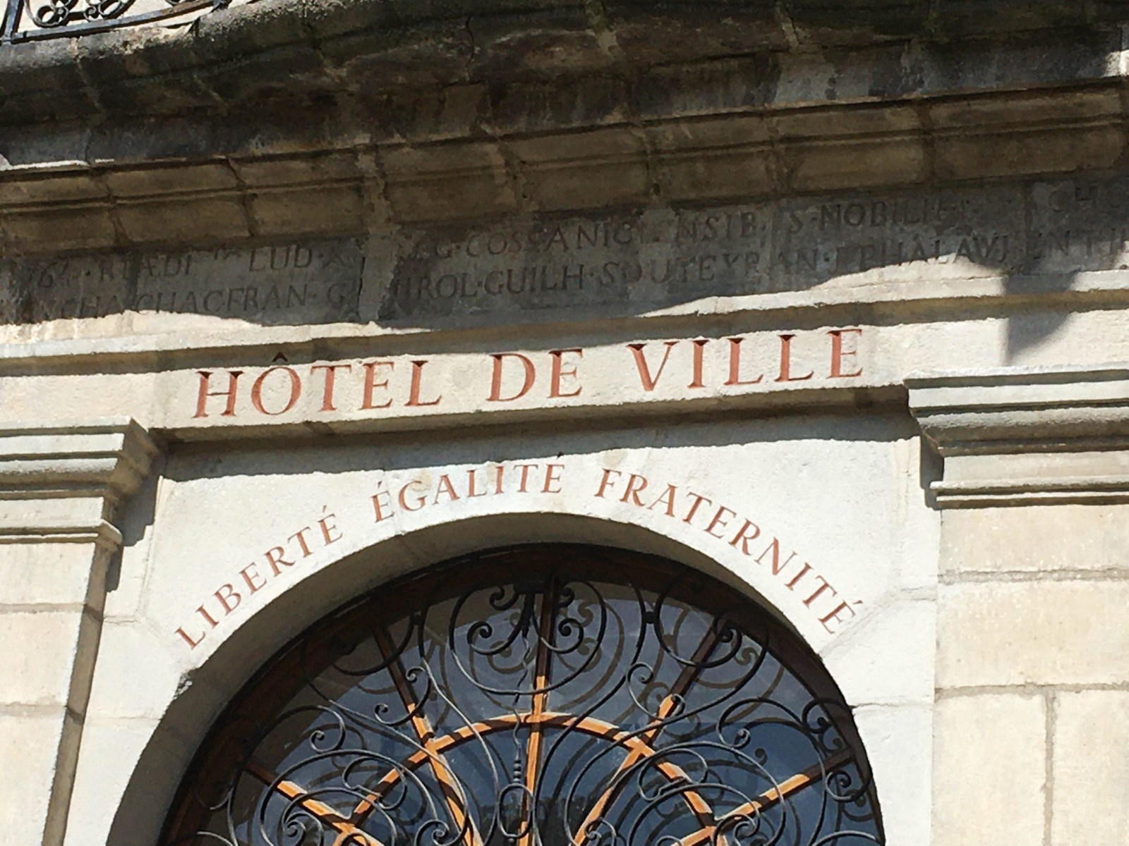 Gravure monumentale. Les roches qui dansent