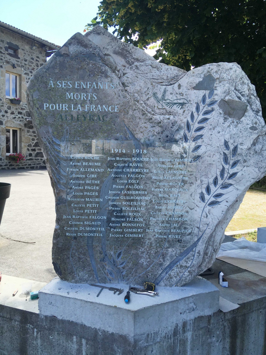 monument aux morts. Les roches qui dansent