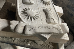 Blason taillé à la main. Les roches qui dansent