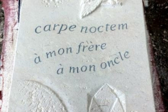 Monument funéraire. Les roches qui dansent